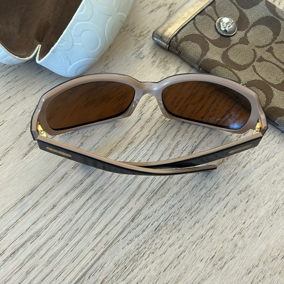 Coach sunglasses with two cases - Picture 4 of 6